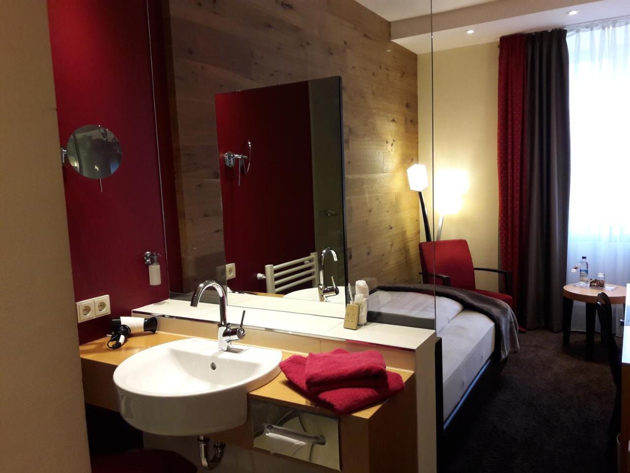 Hotel Post Burghausen Bagian luar foto
