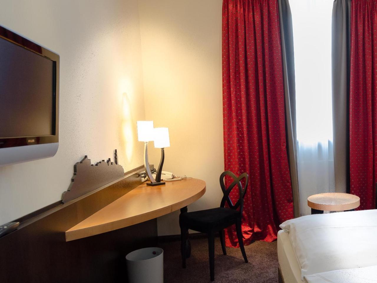 Hotel Post Burghausen Bagian luar foto